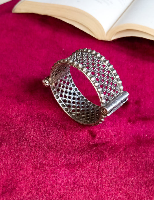 Flower Net Silver Kada