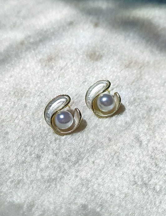 Korean Elegant White Shell & Pearl Everyday Studs